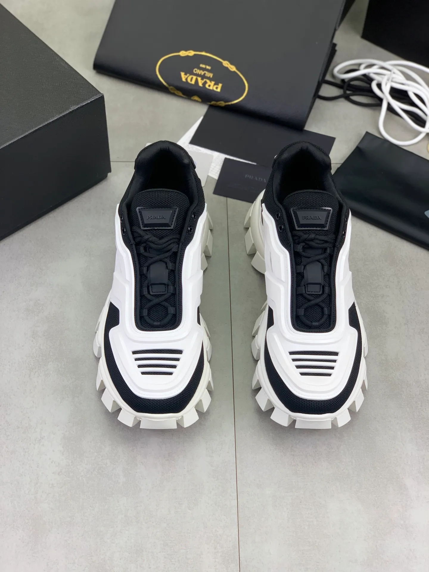 Men's Men's Shoes P660 New Top Version PRADA Prada Dark Punk Martin Rock Tank Mecha Hardcore Fighting Shoes ☑️ A century-old brand, the unique hardcore design has entered the public eye. The tank element is used as the sole design, subverting conventions, breaking the monotony, brightening the overall shape, eye-catching, and achieving a meaningless appearance. With its hard-core styling and metal accessories full of design, it unleashes an unruly punk spirit, interprets a unique and iconic style, and demonstrates the leadership level of its pioneer originator in the field of thick-soled shoes. It is the nirvana darling of major fashion weeks. 📣📣The ultra-light foam outsole solves the problem of bulkiness and is suitable for those who know the difference. ✅Fabric: Original splicing design and production ✅Inner: Original lining➕Cow leather insole. ✅Original foam combination outsole with 8cm heel height and super light weight. ✅Code number: Female 35-39 (40 is customized and non-refundable) Male 39-45 (46 and 47 are customized and non-refundable) Full package at the counter